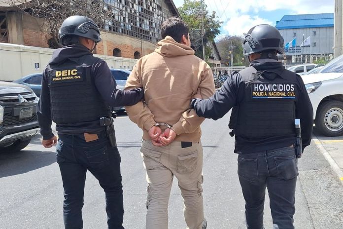 Detienen al “Criss”, buscado por casos de extorsión y lavado de dinero. Foto La Hora: PNC.