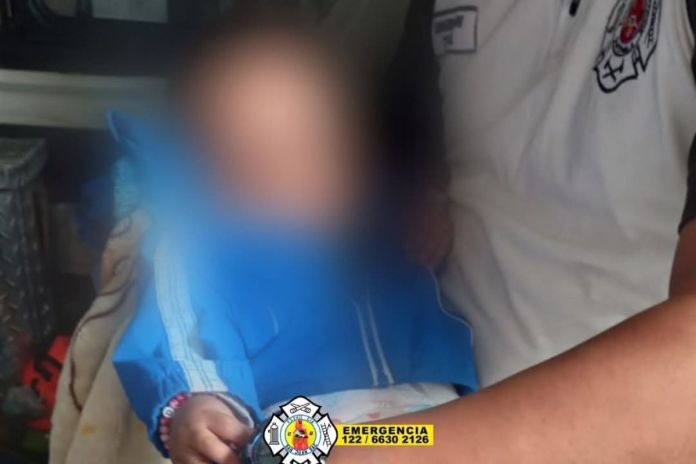 Rescatan a niño abandonado en colonia de San Juan Sacatepéquez. Foto La Hora: CVB.