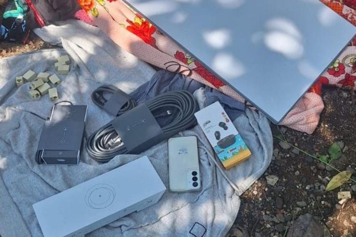 Mujer detenida cuando intentaba ingresar celulares, router y panel solar en cárcel Granja Canadá. Foto La Hora: PNC.
