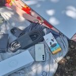 Mujer detenida cuando intentaba ingresar celulares, router y panel solar en cárcel Granja Canadá. Foto La Hora: PNC.