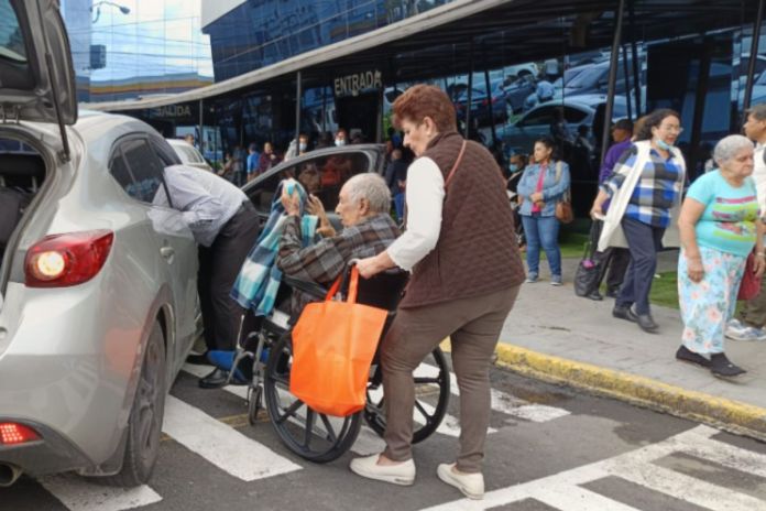 PDH alerta de saturación y deficiencias en el centro de atención para pensionados del IGSS. Foto La Hora: IGSS.