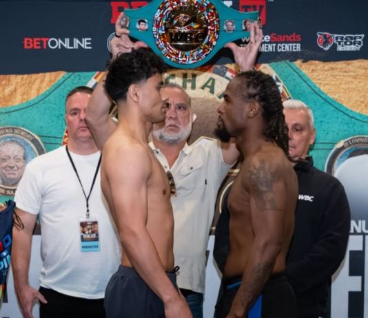 Lester Martínez y Aleem se encaran por última vez antes de la pelea. Foto La Hora: ProBoxTV.