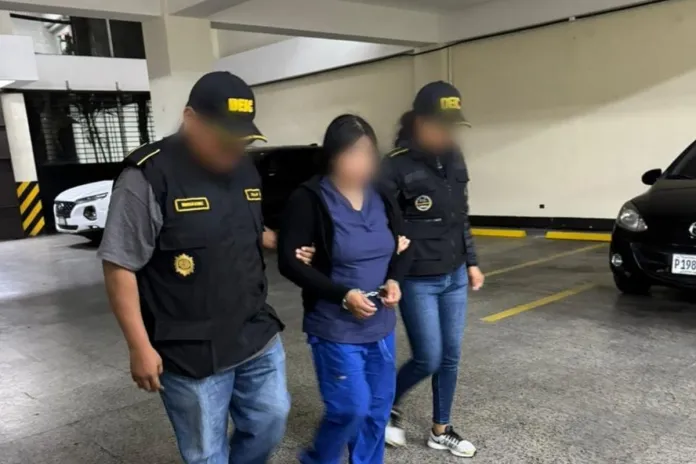 Artes LH (93) Capturan a presunta integrante del Barrio 18 por ataque armado contra la PNC. Foto La Hora: PNC.