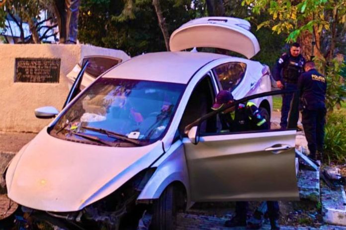 Artes LH (95) Conductor en estado de ebriedad impacta contra el monumento a Miguel Ángel Asturias. Foto LA Hora: Amílcar Montejo.