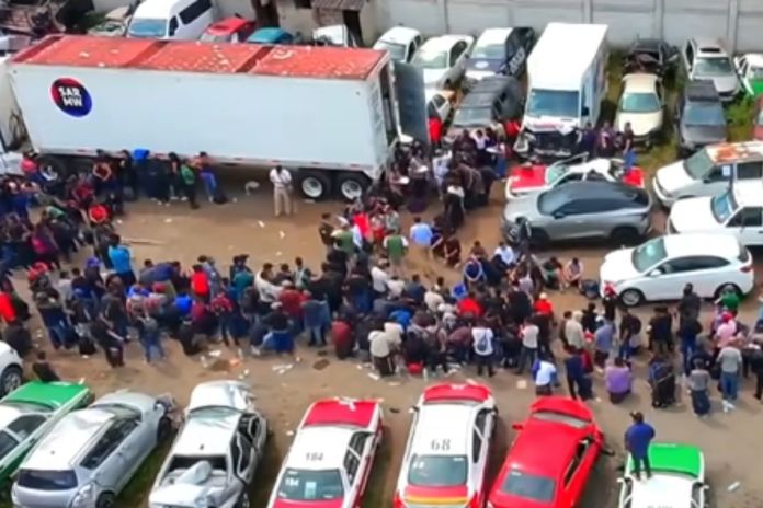 Hallan a 229 migrantes encerrados en un tráiler en Xalapa; mayoría son guatemaltecos. Foto La Hora: Captura de pantalla.