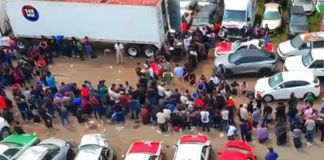 Hallan a 229 migrantes encerrados en un tráiler en Xalapa; mayoría son guatemaltecos. Foto La Hora: Captura de pantalla.