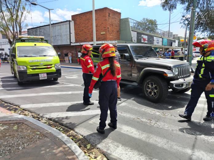Ataque armado sobre 7ª avenida de la zona 9 deja a una persona fallecida y a un herido. Foto La Hora: Bomberos Municipales