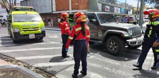 Ataque armado sobre 7ª avenida de la zona 9 deja a una persona fallecida y a un herido. Foto La Hora: Bomberos Municipales