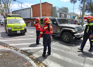 Ataque armado sobre 7ª avenida de la zona 9 deja a una persona fallecida y a un herido. Foto La Hora: Bomberos Municipales