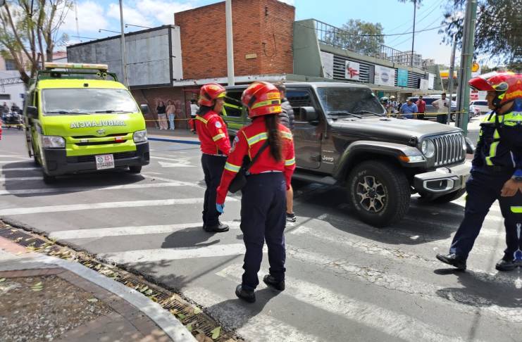 Ataque armado sobre 7ª avenida de la zona 9 deja a una persona fallecida y a un herido. Foto La Hora: Bomberos Municipales