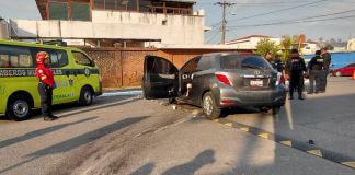 El tercer ataque armado registrado este 11 de marzo ocurrió en la colonia Cipresales, zona 6, donde murió el piloto y su acompañante herido. Foto La Hora: Bomberos Municipales