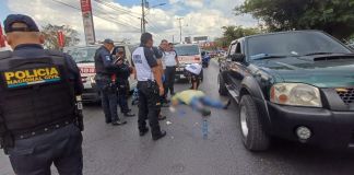 Ataque armado registrado en la Calzada Roosevelt. Foto La Hora: Bomberos Voluntarios
