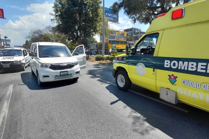 Ataque armado registrado en la Calzada Roosevelt. Foto La Hora: CBM