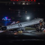 Dos personas perdieron la vida y al menos 41 resultaron heridas tras la colisión de un avión con un camión de bomberos en el aeropuerto LaGuardia en Nueva York.