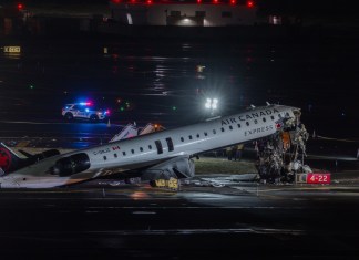Dos personas perdieron la vida y al menos 41 resultaron heridas tras la colisión de un avión con un camión de bomberos en el aeropuerto LaGuardia en Nueva York.