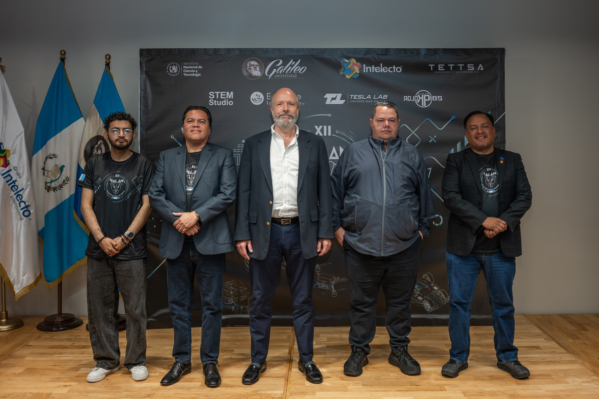 De izquierda a derecha: Luis Cruz, coordinador de Balam; Alex Guzmán, Grupo Intelecto; Rodrigo Baessa, decano Fisicc en Universidad Galileo; Jean Paul Suger, vicerrector administrativo Universidad Galileo; Oscar Rodas, cofundador Proyecto Balam. Foto: Cortesía Universidad Galileo.