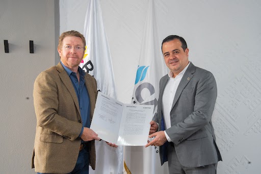 De izquierda a derecha:Charles Bland, presidente de Cacif; José Antonio Roca, gerente general de Bantrab. Foto: Cortesía Bantrab.