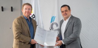 De izquierda a derecha:Charles Bland, presidente de Cacif; José Antonio Roca, gerente general de Bantrab. Foto: Cortesía Bantrab.