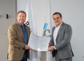 De izquierda a derecha:Charles Bland, presidente de Cacif; José Antonio Roca, gerente general de Bantrab. Foto: Cortesía Bantrab.