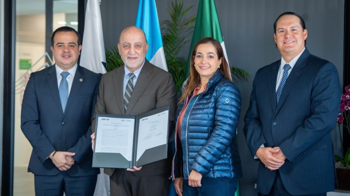 De izquierda a derecha: José Antonio Roca, gerente general de Bantrab; Roberto Moreno, rector de la Universidad del Valle de Guatemala; Mónica Stein, vicerrectora de Investigación, Vinculación y Desarrollo de UVG; Sergio Romano, director titular de la Junta Directiva de Bantrab. Foto: Cortesía Bantrab.