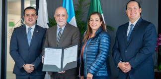 De izquierda a derecha: José Antonio Roca, gerente general de Bantrab; Roberto Moreno, rector de la Universidad del Valle de Guatemala; Mónica Stein, vicerrectora de Investigación, Vinculación y Desarrollo de UVG; Sergio Romano, director titular de la Junta Directiva de Bantrab. Foto: Cortesía Bantrab.