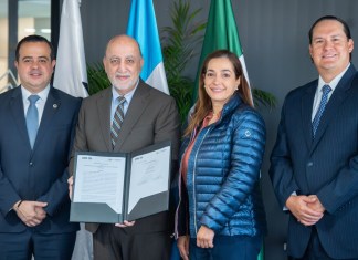 De izquierda a derecha: José Antonio Roca, gerente general de Bantrab; Roberto Moreno, rector de la Universidad del Valle de Guatemala; Mónica Stein, vicerrectora de Investigación, Vinculación y Desarrollo de UVG; Sergio Romano, director titular de la Junta Directiva de Bantrab. Foto: Cortesía Bantrab.