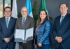 De izquierda a derecha: José Antonio Roca, gerente general de Bantrab; Roberto Moreno, rector de la Universidad del Valle de Guatemala; Mónica Stein, vicerrectora de Investigación, Vinculación y Desarrollo de UVG; Sergio Romano, director titular de la Junta Directiva de Bantrab. Foto: Cortesía Bantrab.