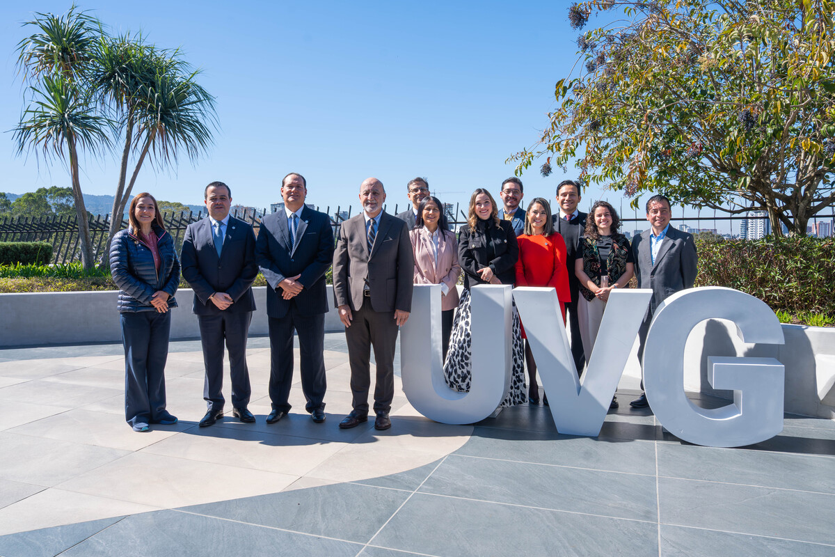 Representantes de Bantrab y Universidad del Valle de Guatemala en la firmadel convenio de cooperación interistitucional. Foto: Cortesía Bantrab.
