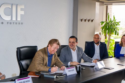 Firma de convenio entre Bantrab y CACIF. Foto: Cortesía Bantrab.