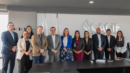 Representantes de Bantrab y CACIF durante la firma de convenio. Foto: Cortesía Bantrab.