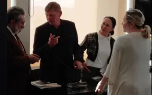 Familia Bitkov llega a pedir devolución de vehículos pero equivoca juzgado