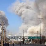 La gente corre en busca de refugio mientras el humo se eleva tras un ataque aéreo en el centro de Teherán, Irán, este jueves. Una operación militar conjunta israelí-estadounidense continúa atacando múltiples puntos de Irán desde la madrugada del 28 de febrero de 2026. Foto: La Hora/ EFE/ Abedin Taherkenareh