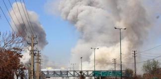 La gente corre en busca de refugio mientras el humo se eleva tras un ataque aéreo en el centro de Teherán, Irán, este jueves. Una operación militar conjunta israelí-estadounidense continúa atacando múltiples puntos de Irán desde la madrugada del 28 de febrero de 2026. Foto: La Hora/ EFE/ Abedin Taherkenareh