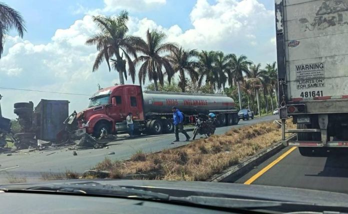 En el accidente hay involucrados varios vehículos de transporte de carga, un picop, un motoristas, entre otros. Foto La Hora: Bomberos Alerta-3GT