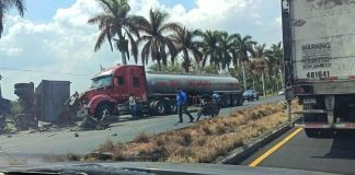 En el accidente hay involucrados varios vehículos de transporte de carga, un picop, un motoristas, entre otros. Foto La Hora: Bomberos Alerta-3GT