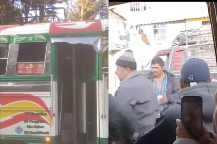 En este bus extraurbano aparentemente trabajaba el adolescente fallecido, mientras que usuarios de otra unidad presenciaron el hecho. Foto La Hora: captura de pantalla/redes sociales