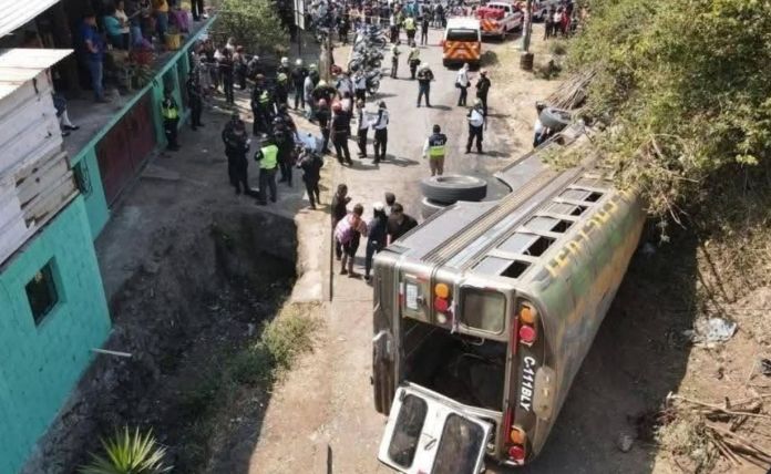 La unidad había sido abordada por varios escolares tras salir de la aldea El Pepinal con dirección al centro de Amatitlán. Foto La Hora: Asonbomd
