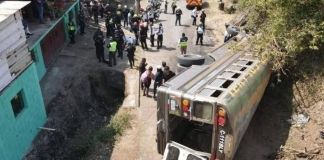 La unidad había sido abordada por varios escolares tras salir de la aldea El Pepinal con dirección al centro de Amatitlán. Foto La Hora: Asonbomd