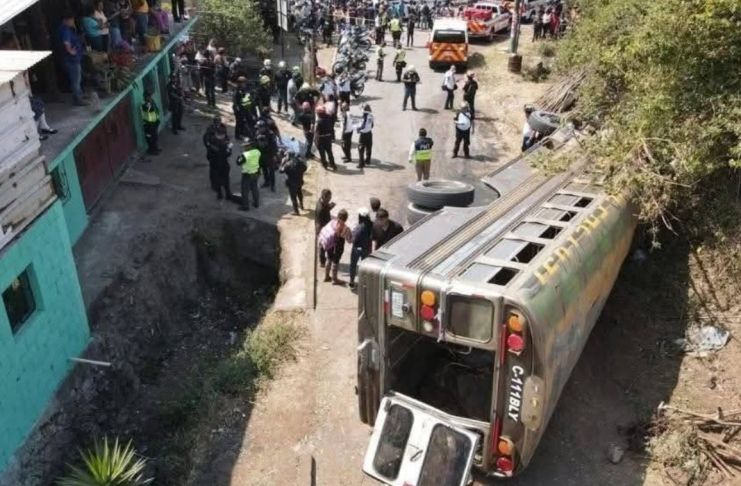 La unidad había sido abordada por varios escolares tras salir de la aldea El Pepinal con dirección al centro de Amatitlán. Foto La Hora: Asonbomd