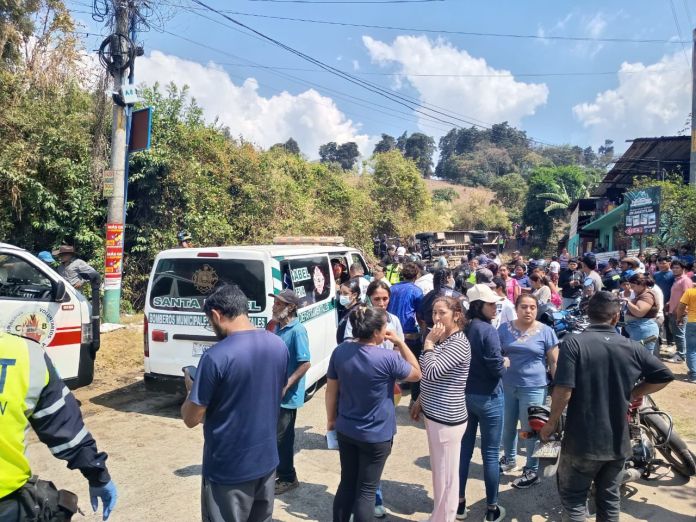 Un fuerte accidente de tránsito se registró en la ruta que conduce hacia la aldea Laguna Seca, en Amatitlán. Foto La Hora: Asonbomd.