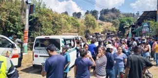 Un fuerte accidente de tránsito se registró en la ruta que conduce hacia la aldea Laguna Seca, en Amatitlán. Foto La Hora: Asonbomd.