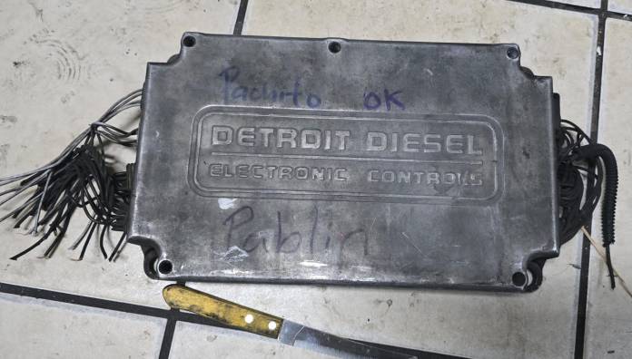 Detenidos en flagrancia cuando sustraían computadora automotriz valorada en Q10 mil. Foto La Hora: PNC.