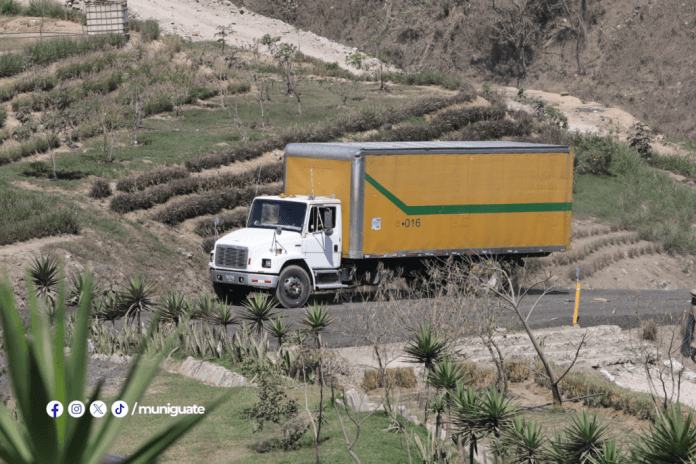 Más de 500 camiones amarillos provenientes de 14 municipios, incluyendo la ciudad, depositan desechos en el SDF. Foto la Hora: MuniGuate.