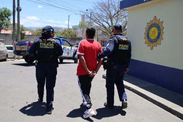 Capturado por amenazar con arma de fuego Capturado por amenazar con arma de fuego que portaba de manera ilegal. Foto La Hora: PNC