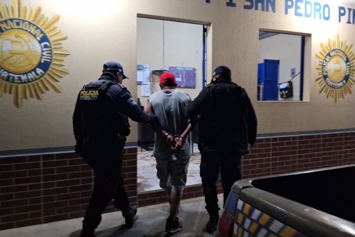 Sospechoso capturado por realizar disparos al aire con pistola robada. Foto La Hora: PNC