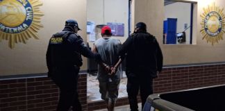 Sospechoso capturado por realizar disparos al aire con pistola robada. Foto La Hora: PNC