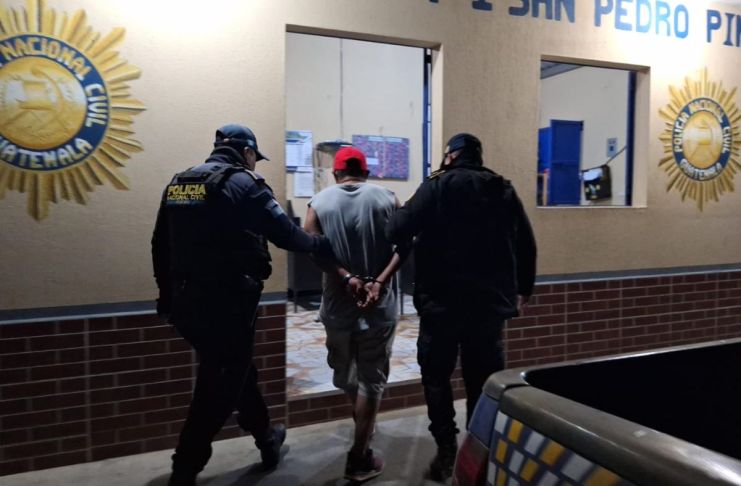 Sospechoso capturado por realizar disparos al aire con pistola robada. Foto La Hora: PNC