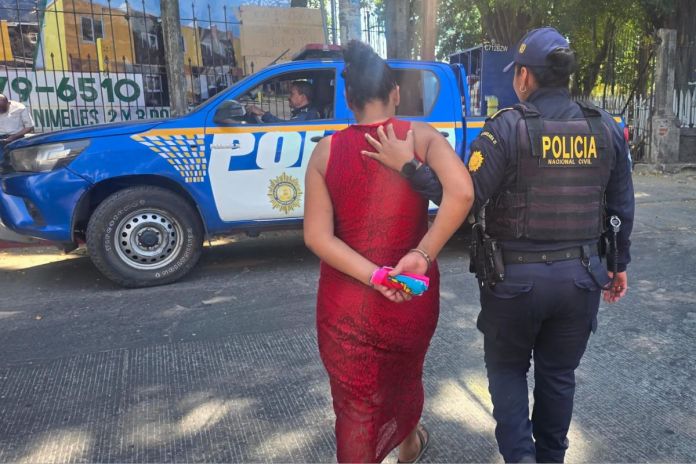 Mujer capturada cuando pretendía visitar a su pareja en prisión. Foto La Hora: PNC