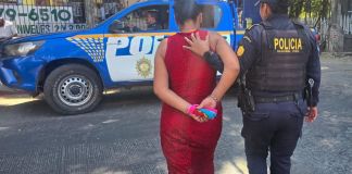 Mujer capturada cuando pretendía visitar a su pareja en prisión. Foto La Hora: PNC