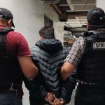 Presunto miembro de la banda criminal "Los Imitadores de Secuestros" capturado. Foto La Hora: PNC